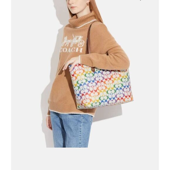 Coach reversible city tote in rainbow signature Canvas - Picture 4 of 9